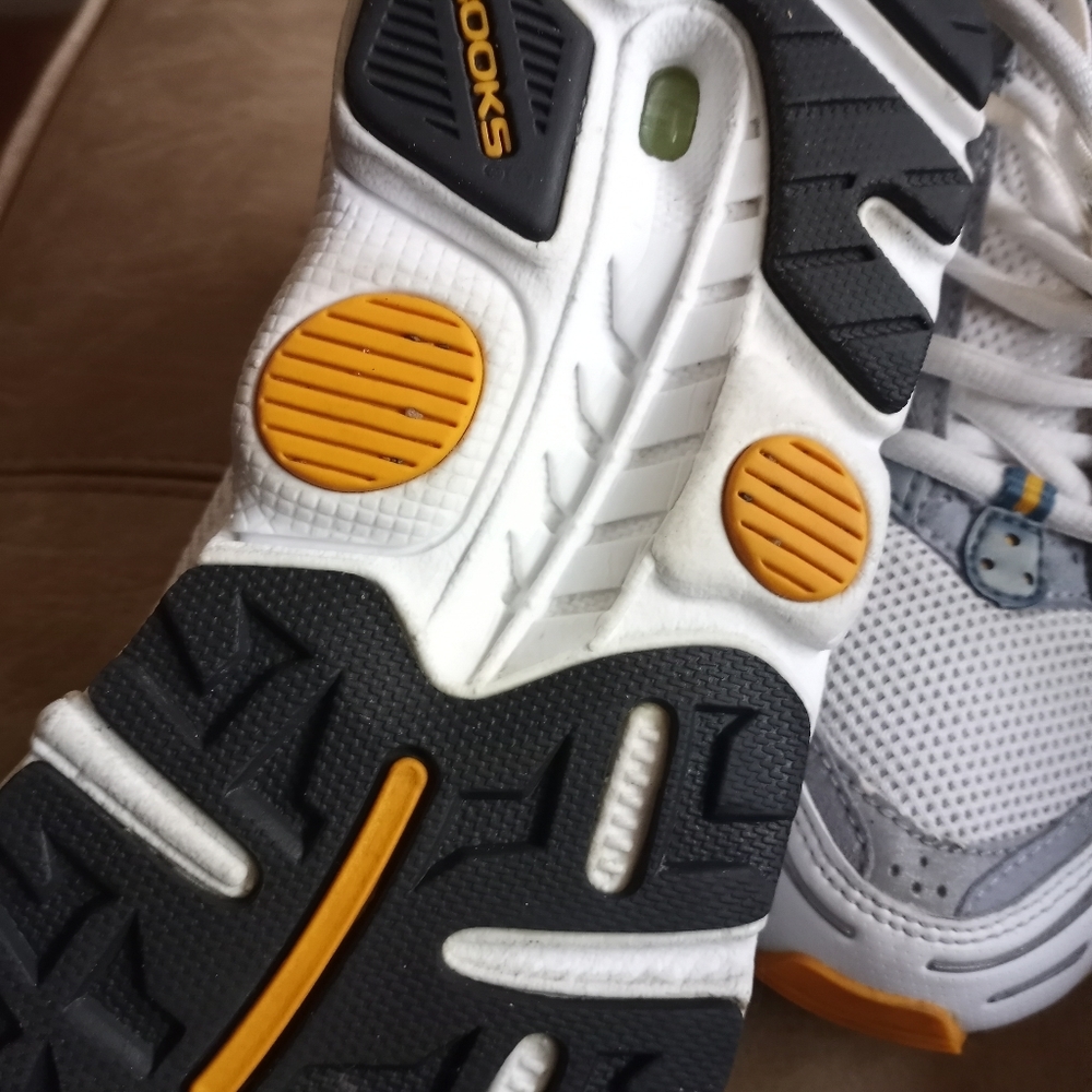 Brooks Dyad running shoe